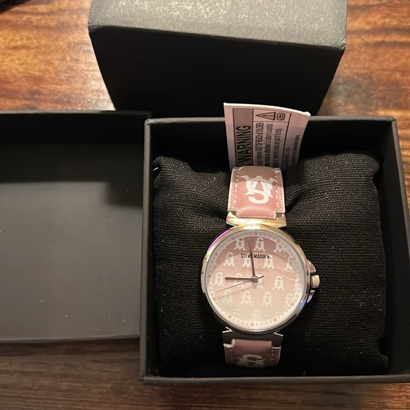 Ladies Steve Madden watch. NWT in box - Picture 3 of 5